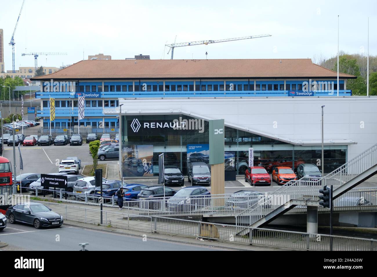 LONDON, 23. APRIL 2024: Renault Autohändler an der North Circular Road in NW2 Stockfoto