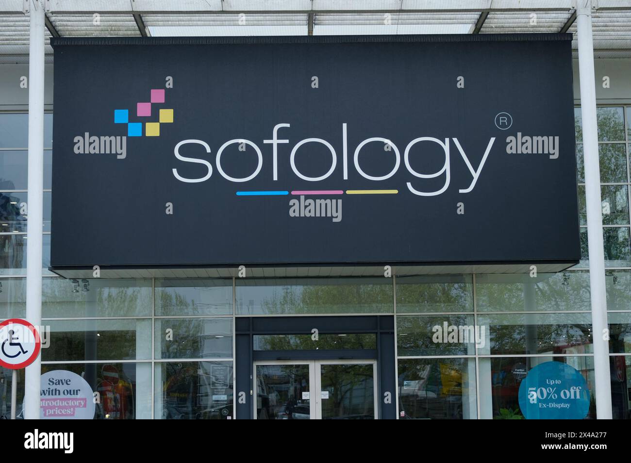 LONDON, 23. APRIL 2024: Sofology Store im Brent South Shopping Park in NW2 im Nordwesten Londons Stockfoto