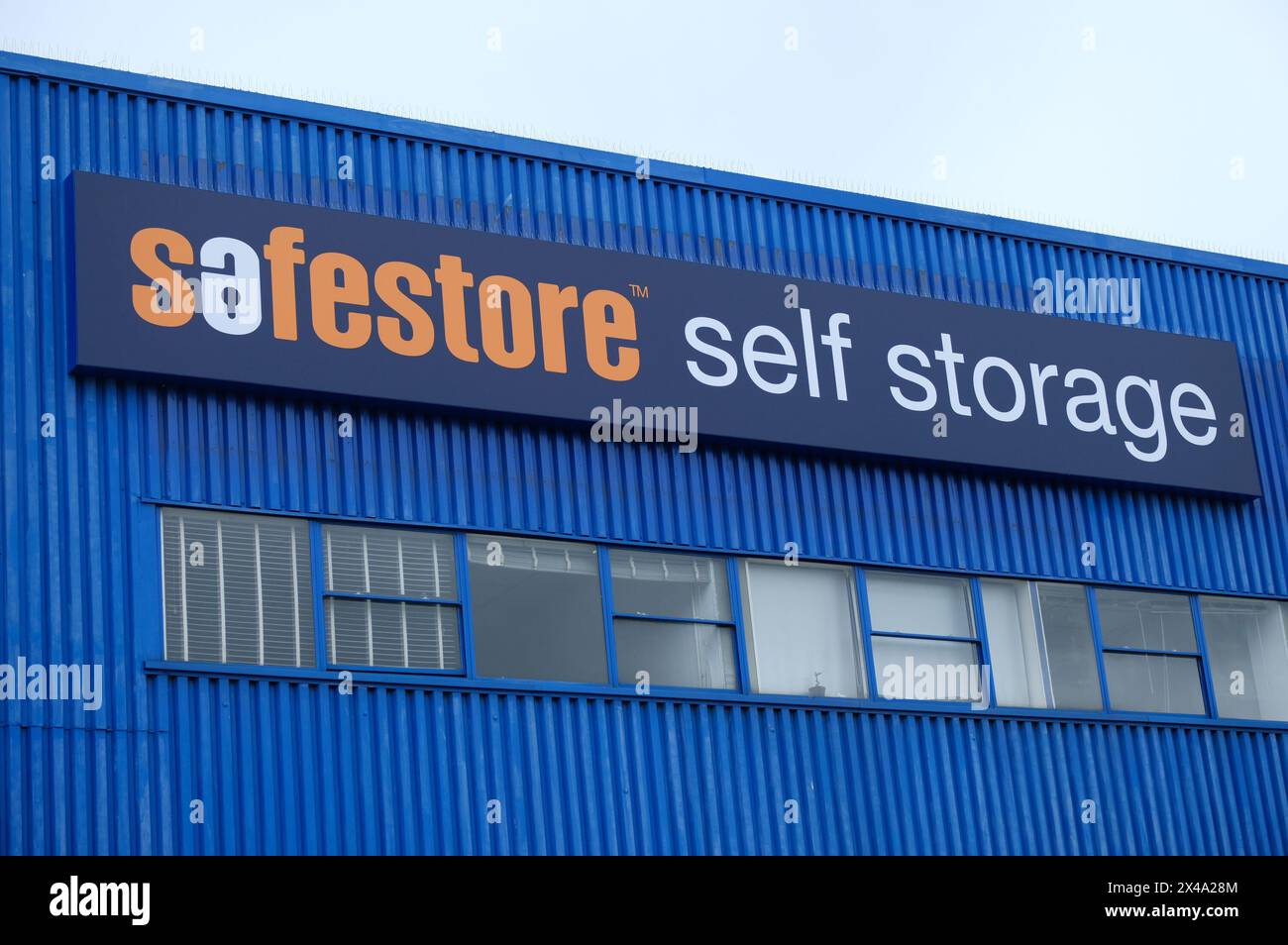 LONDON – 23. APRIL 2024: Safestore Selbstspeicherung im Staples Corner Business Park – NW2 Stockfoto