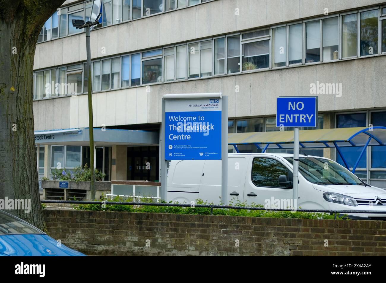 LONDON – 25. APRIL 2024: Tavistock Centre, auch bekannt als Tavistock and Portman NHS Foundation Trust in NW3. Ein NHS Mental Health Foundation Trust Stockfoto