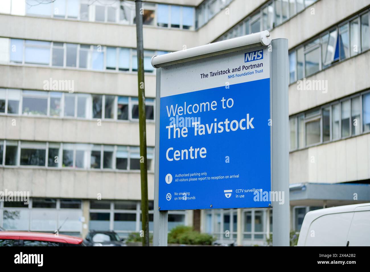 LONDON – 25. APRIL 2024: Tavistock Centre, auch bekannt als Tavistock and Portman NHS Foundation Trust in NW3. Ein NHS Mental Health Foundation Trust Stockfoto