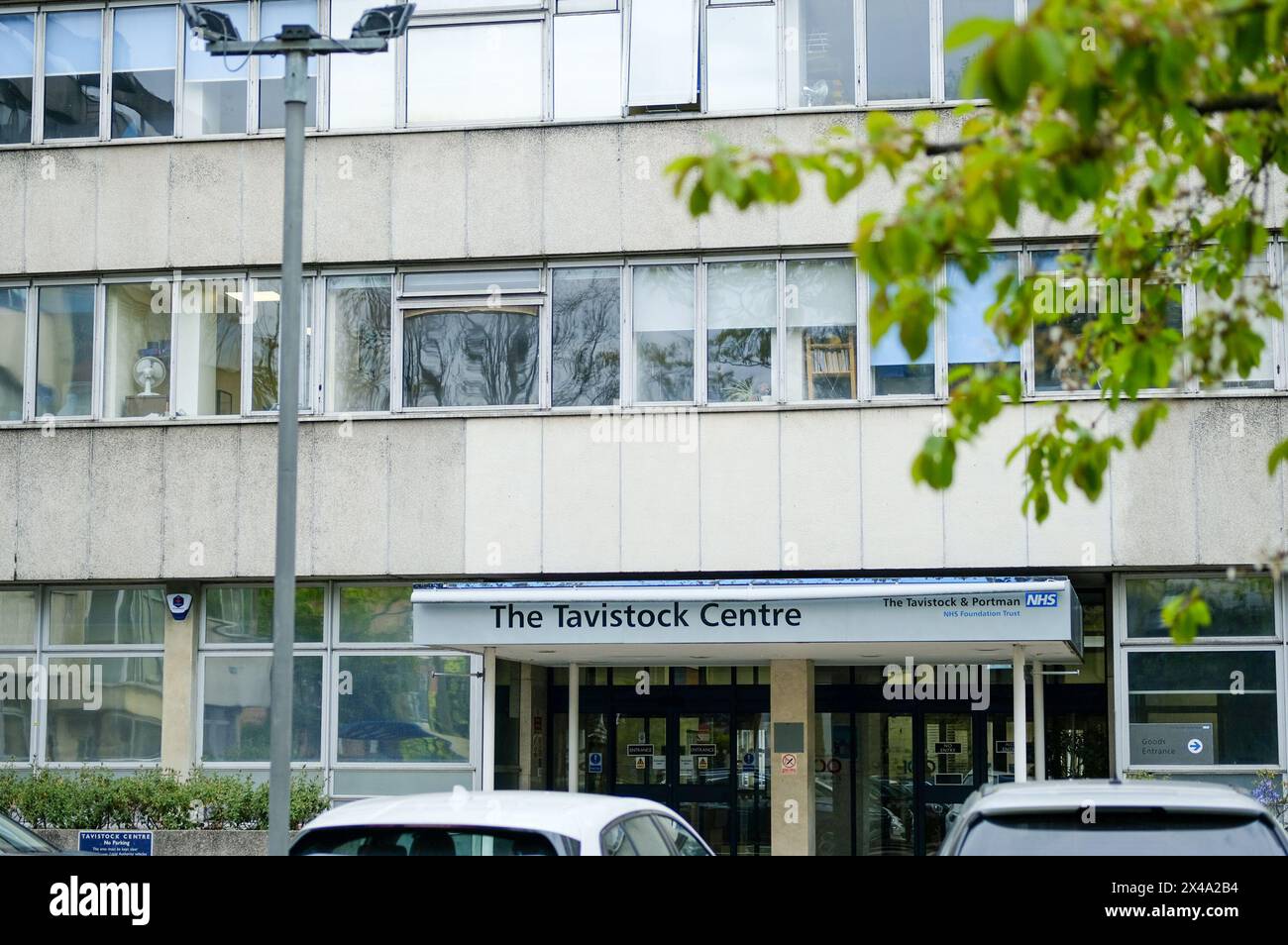 LONDON – 25. APRIL 2024: Tavistock Centre, auch bekannt als Tavistock and Portman NHS Foundation Trust in NW3. Ein NHS Mental Health Foundation Trust Stockfoto
