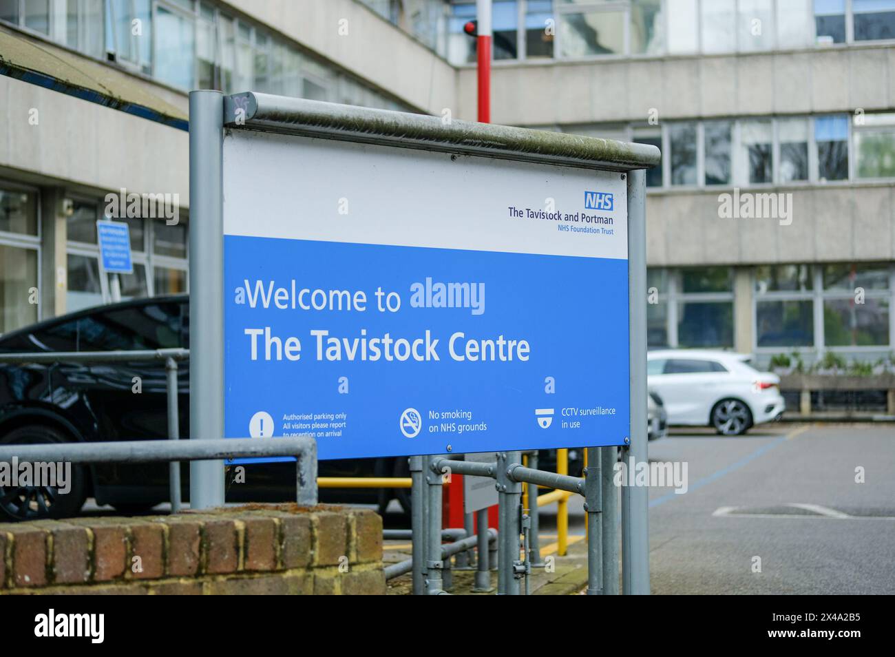 LONDON – 25. APRIL 2024: Tavistock Centre, auch bekannt als Tavistock and Portman NHS Foundation Trust in NW3. Ein NHS Mental Health Foundation Trust Stockfoto
