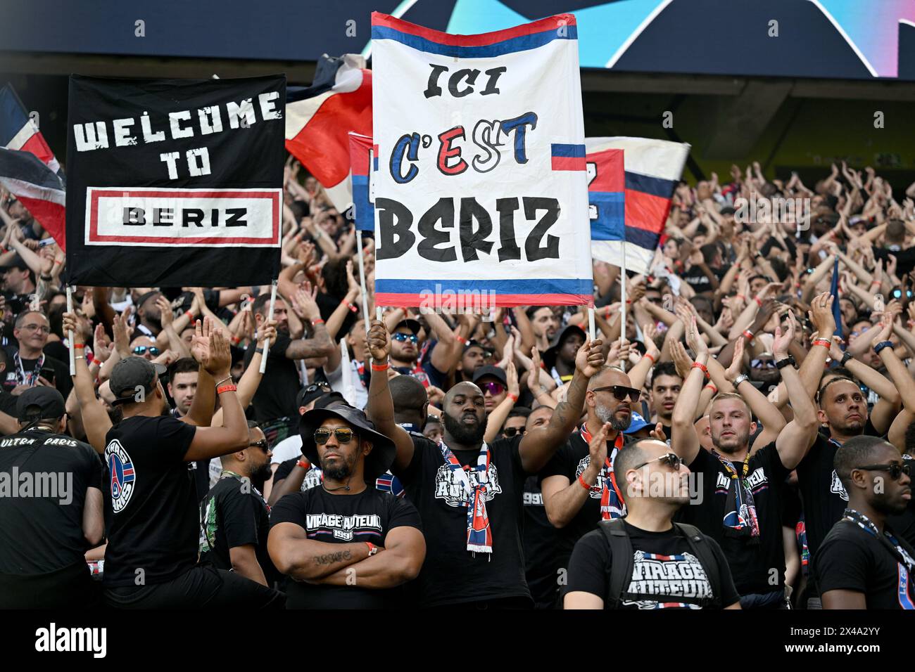 Dortmund, Deutschland. Mai 2024. Fußball: Champions League, Borussia Dortmund - Paris Saint-Germain, K.-o.-Runde, Halbfinale, erstes Leg, Signal Iduna Park. Paris-Fans halten vor dem Spiel Banner mit den Aufschriften „Willkommen bei Beriz“ und „ICI c'EST Beriz“. Beriz steht für Paris. Quelle: Bernd Thissen/dpa/Alamy Live News Stockfoto