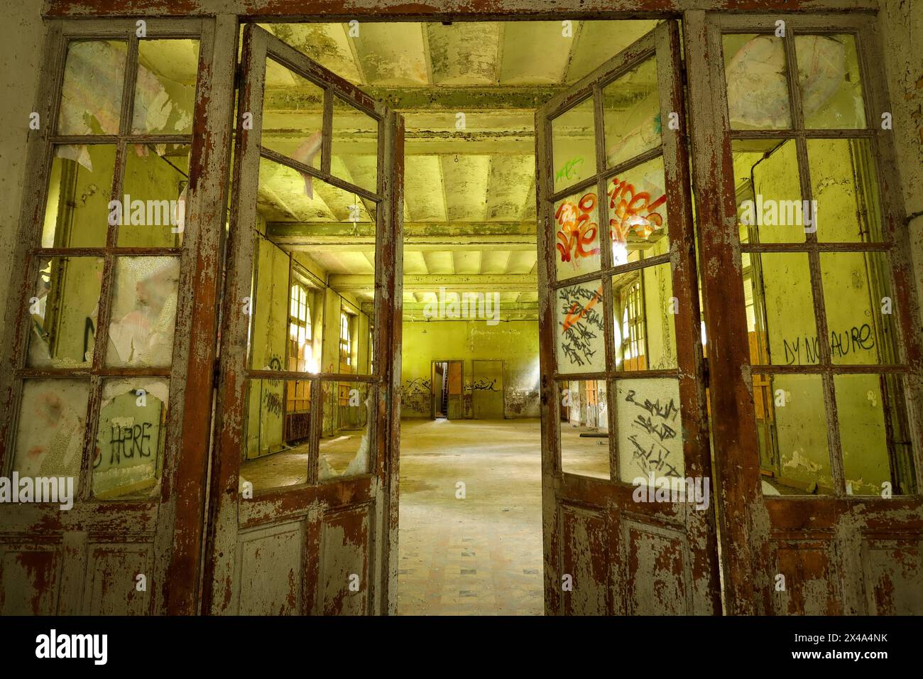 Leere Halle an einem verlassenen Ort Stockfoto