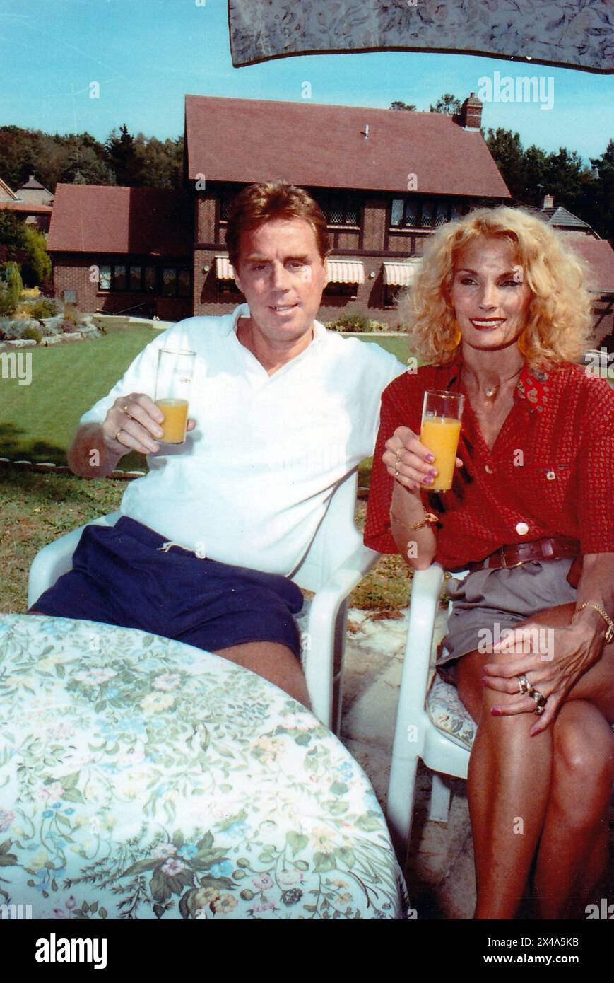 BORNEMOUTH MANAGER HARRY REDKNAPP UND FRAU SANDRA IM GARTEN IHRES LUXURIÖSEN HAUSES IN SANDBANKS, POOLE, 1990 PIC MIKE WALKER, 1990 Stockfoto