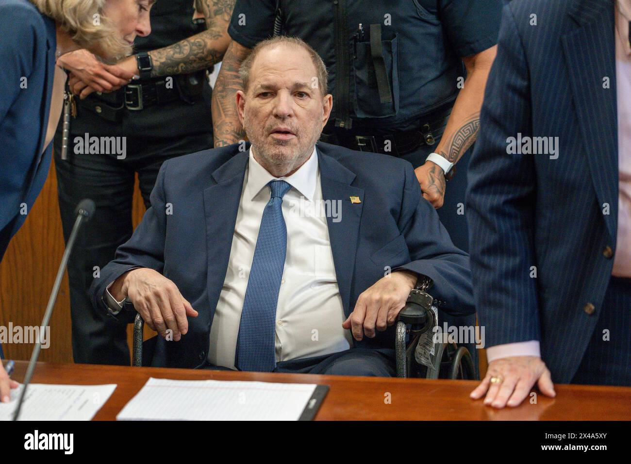 New York, Usa. Mai 2024. Der ehemalige Filmproduzent Harvey Weinstein tritt am Manhattan Criminal Court für seinen ersten öffentlichen Auftritt auf, seit ein Berufungsgericht am Mittwoch, den 1. Mai 2024, seine Verurteilung wegen Sexualverbrechen in New York City aufgehoben hat. Pool Foto von Steven Hirsch/UPI Credit: UPI/Alamy Live News Stockfoto