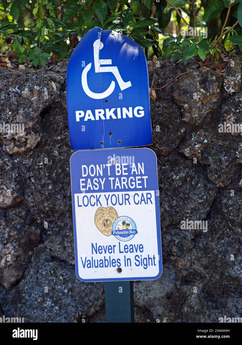 Miami, Florida, USA – 20. April 2024: Parken mit Warnung zum Verriegeln von Fahrzeugen deaktivieren. Stockfoto
