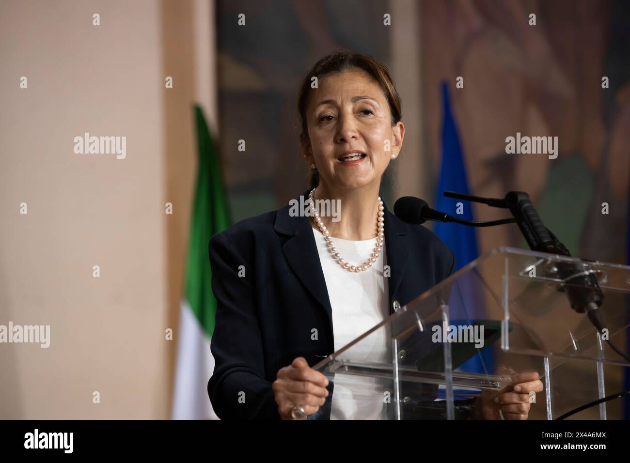 Paris, Frankreich. April 2024 30. Ingrid Betancourt, die ehemalige kolumbianische Senatorin, sprach während der Konferenz in 'Solidarität mit dem iranischen Widerstand'. Am Vorabend des 1. Mai fand die Ausstellung und Konferenz in 'Solidarität mit dem iranischen Widerstand' im 5. Rathaus von Paris, gegenüber dem Pantheon statt. Während des Ereignisses wurden die jüngsten Todesurteile politischer Gefangener und die verstärkte Unterdrückung von Frauen im Iran verurteilt. (Credit Image: © Siavosh Hosseini/SOPA Images via ZUMA Press Wire) NUR REDAKTIONELLE VERWENDUNG! Nicht für kommerzielle ZWECKE! Stockfoto