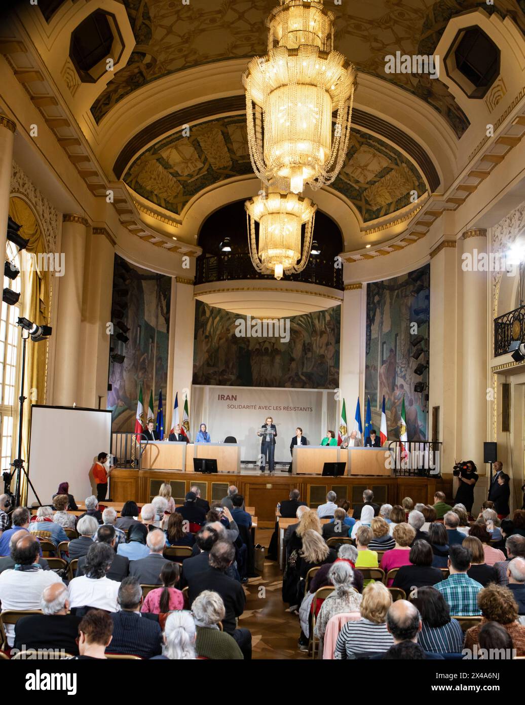 Paris, Frankreich. April 2024 30. Florenz Berthout, Bürgermeister des 5., sprach während der Konferenz in "Solidarität mit dem iranischen Widerstand" am Vorabend des 1. Mai, Ausstellung und Konferenz in "Solidarität mit dem iranischen Widerstand" im 5. Rathaus von Paris, gegenüber dem Pantheon. Während des Ereignisses wurden die jüngsten Todesurteile politischer Gefangener und die verstärkte Unterdrückung von Frauen im Iran verurteilt. (Credit Image: © Siavosh Hosseini/SOPA Images via ZUMA Press Wire) NUR REDAKTIONELLE VERWENDUNG! Nicht für kommerzielle ZWECKE! Stockfoto