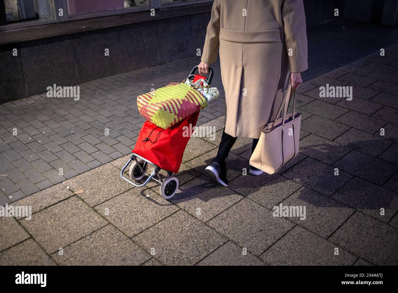 Eine aeltere Frau mit Einkaufstaschen und Einkauf. 16.01.2023, Berlin, DE - eine aeltere Frau mit Einkaufstaschen., Berlin Berlin Deutschland Rentner *** eine ältere Frau mit Einkaufstaschen und Einkaufen 16 01 2023, Berlin, DE eine ältere Frau mit Einkaufstaschen, Berlin Berlin Berlin Deutschland Rentner Stockfoto