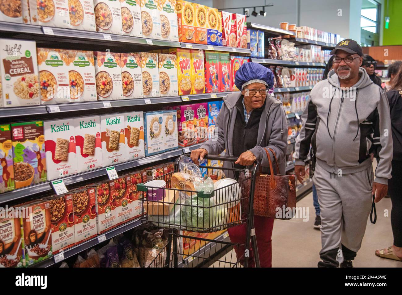 Detroit, Michigan, USA. Mai 2024. Lebensmitteleinkäufer packten die Detroit People's Food Co-OP am Eröffnungstag. Das Geschäft ist von Black geführt und gehört der Gemeinde. Ziel ist es, die Verfügbarkeit von gesunden Lebensmitteln für die Bewohner von Detroit zu erhöhen. Quelle: Jim West/Alamy Live News Stockfoto