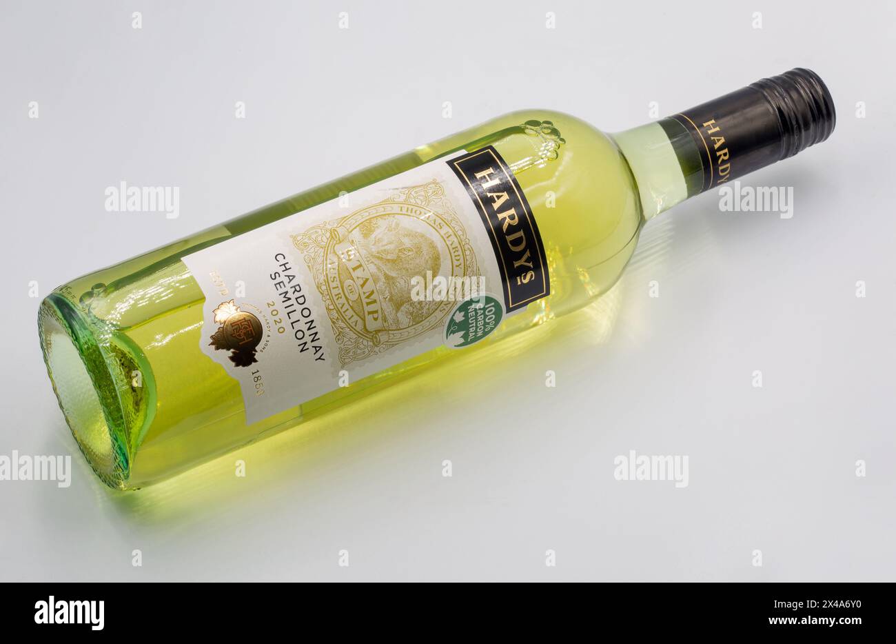Kiew, Ukraine - 4. Februar 2024: Studio Shooting of Hardys 2020 Chardonnay Semillon australische Trockenweinflasche auf weiß. Stockfoto