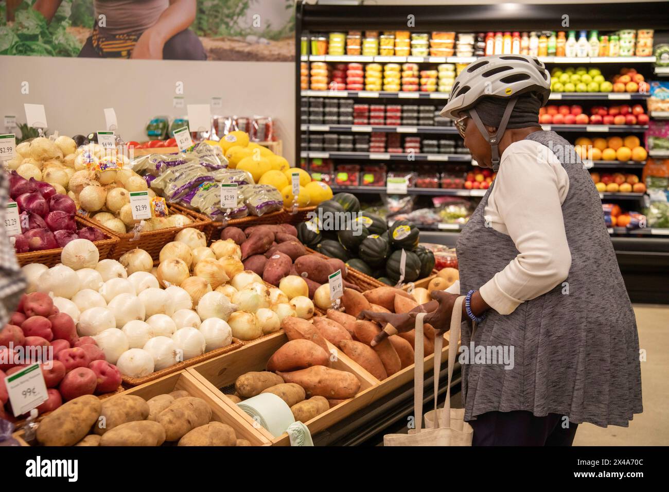 Detroit, Michigan, USA. Mai 2024. Lebensmitteleinkäufer packten die Detroit People's Food Co-OP am Eröffnungstag. Das Geschäft ist von Black geführt und gehört der Gemeinde. Ziel ist es, die Verfügbarkeit von gesunden Lebensmitteln für die Bewohner von Detroit zu erhöhen. Quelle: Jim West/Alamy Live News Stockfoto