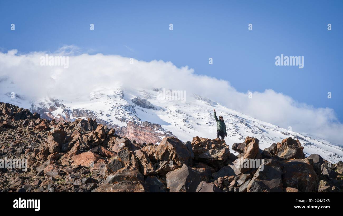 Glücklicher Mann, der mit der Hand nach oben steht, nachdem er den falschen Gipfel erreicht hat, den Mount Ararat in der Türkei. Stockfoto