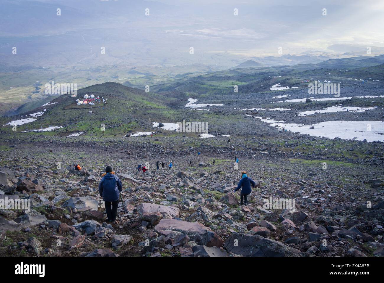 Wanderer gehen zum Bergcamp kurz vor Sonnenuntergang, Mount Ararat in der Türkei. Stockfoto