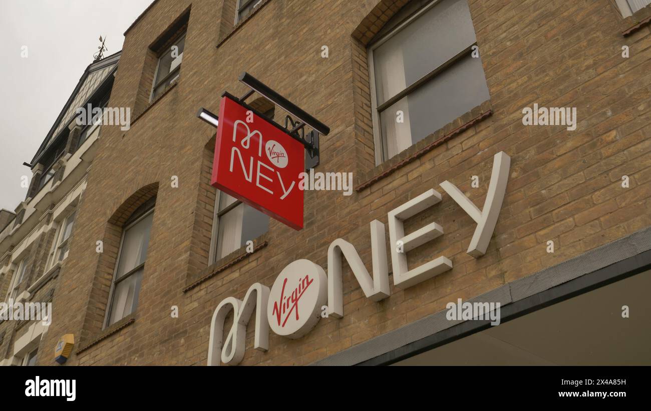 Eine Filiale der Virgin Money Bank im Stadtzentrum von Peterborough Stockfoto