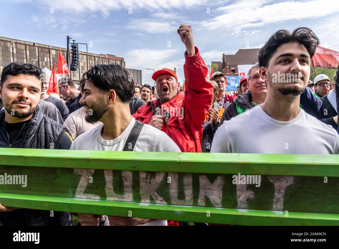 Es folgen Demonstrationen zahlreicher Tausender Stahlarbeiter vor dem Hauptsitz von ThyssenKrupp Steel Europe in Duisburg gegen massiven Arbeitsplatzabbau Stockfoto