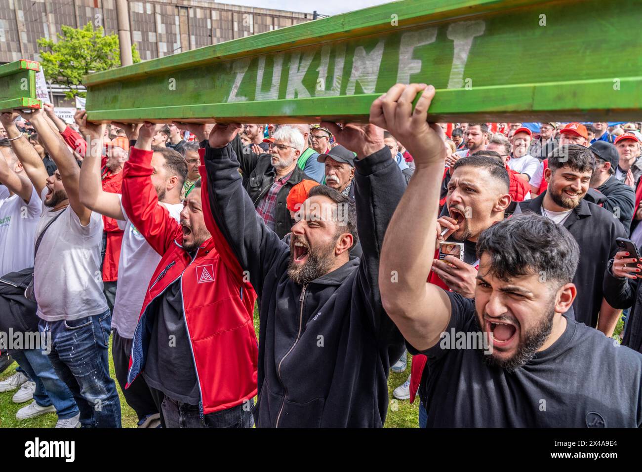 Es folgen Demonstrationen zahlreicher Tausender Stahlarbeiter vor dem Hauptsitz von ThyssenKrupp Steel Europe in Duisburg gegen massiven Arbeitsplatzabbau Stockfoto