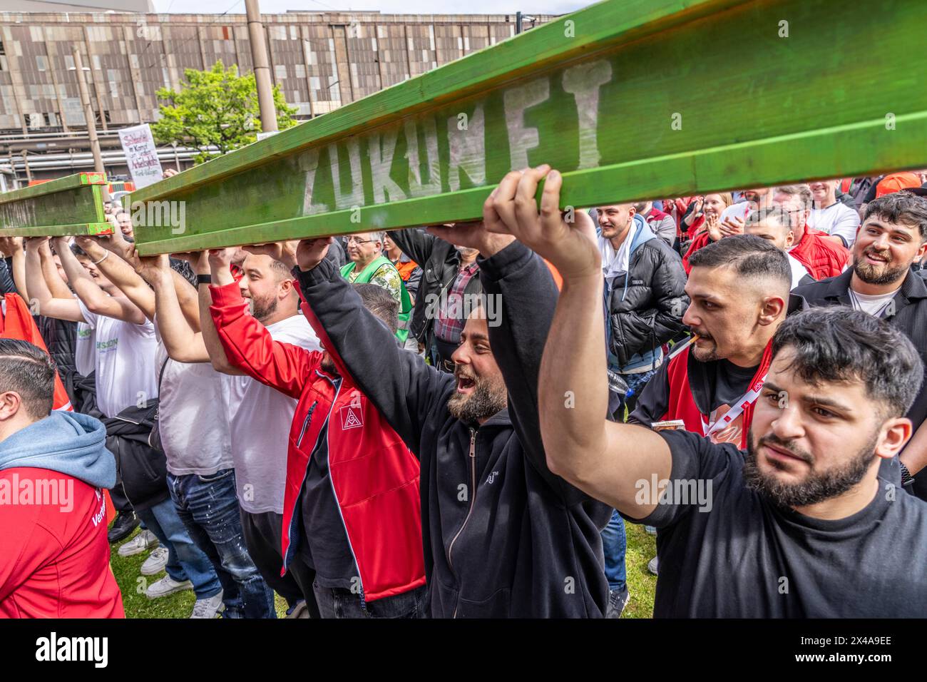 Es folgen Demonstrationen zahlreicher Tausender Stahlarbeiter vor dem Hauptsitz von ThyssenKrupp Steel Europe in Duisburg gegen massiven Arbeitsplatzabbau Stockfoto