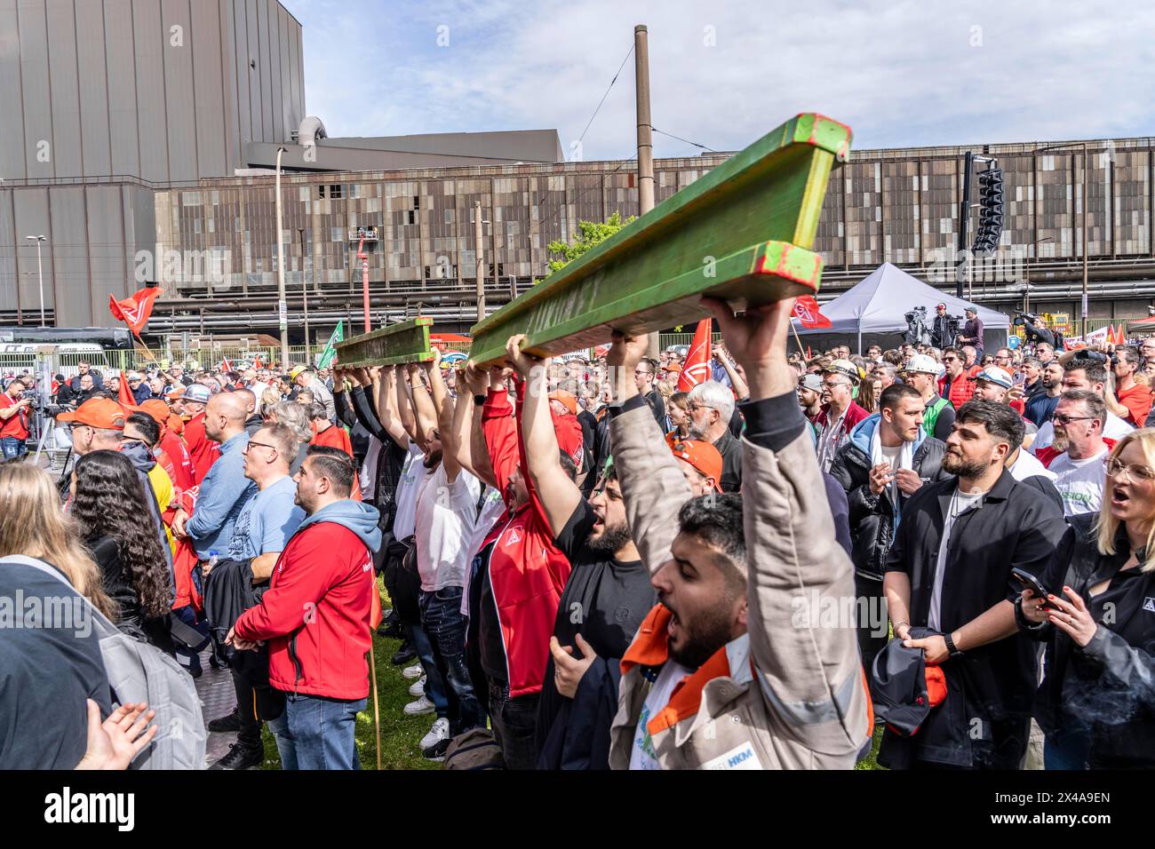 Es folgen Demonstrationen zahlreicher Tausender Stahlarbeiter vor dem Hauptsitz von ThyssenKrupp Steel Europe in Duisburg gegen massiven Arbeitsplatzabbau Stockfoto