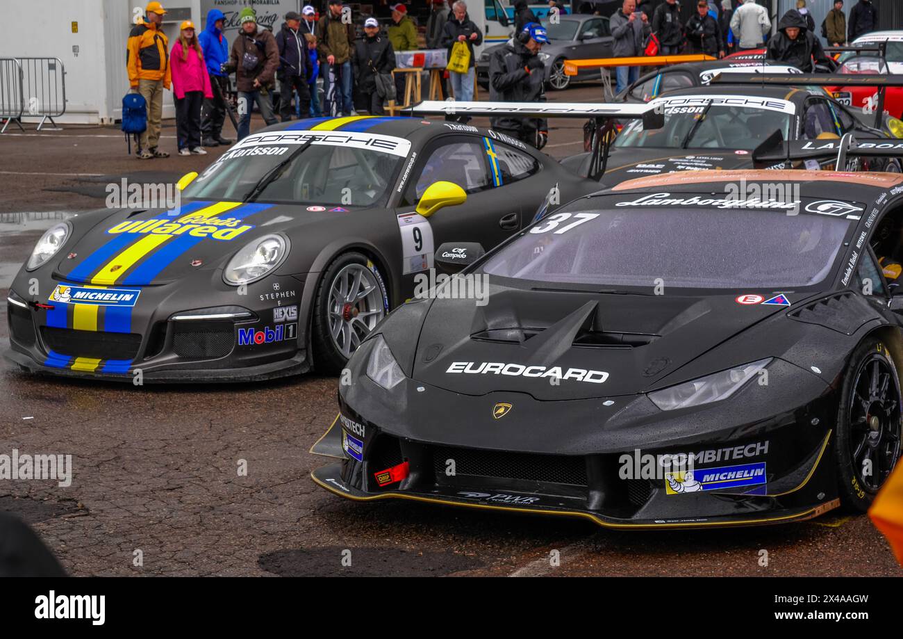 Schwarzer Porsche und schwarzer Lamborghini Huracan im Depot der Anderstorp Rennstrecke in Småland, Südschweden. Stockfoto