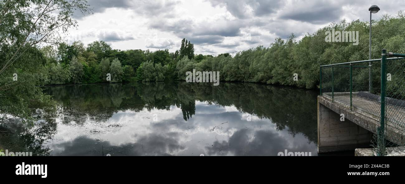 Zaventem, Flandern Belgien - 07 15 2017 - Wasserteich und Burg spiegeln sich im Mariadalpark der Stadt wider Stockfoto