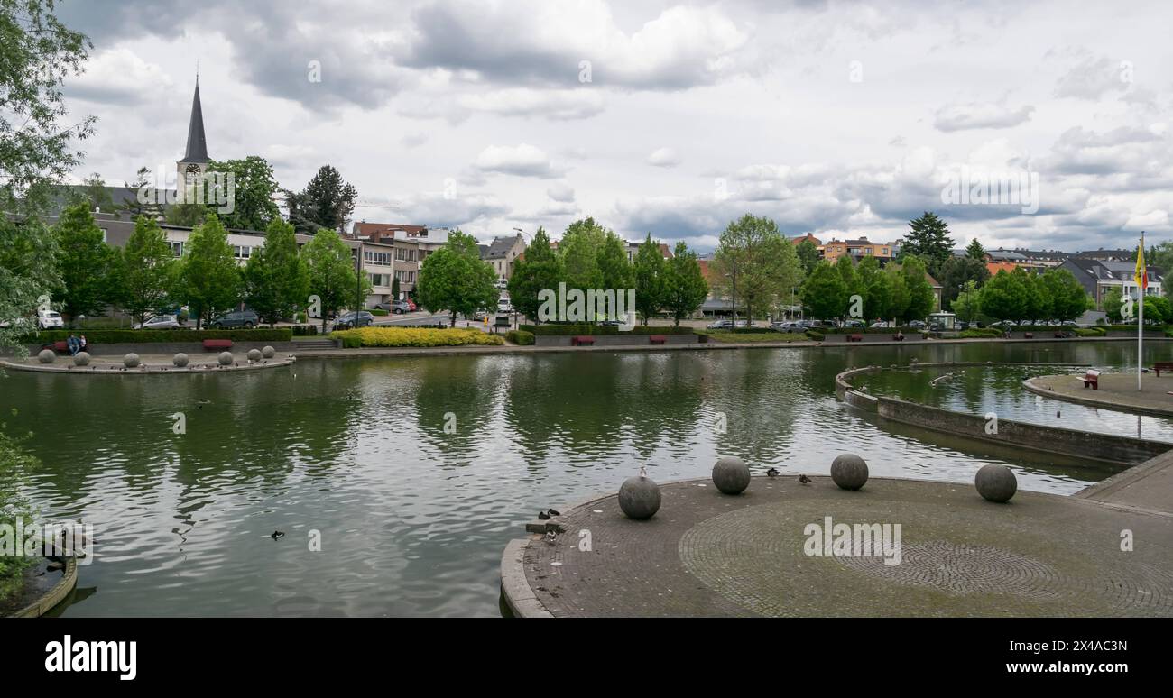 Zaventem, Flandern - Belgien - 07 15 2017 Wasserteich und Burg spiegeln sich im Mariadalpark der Stadt wider Stockfoto
