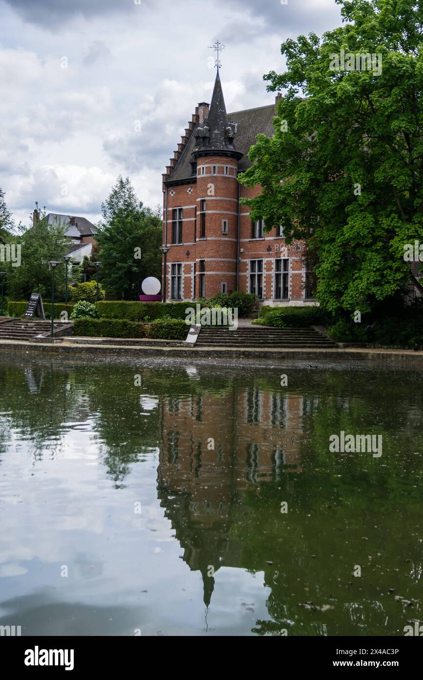 Zaventem, Flandern Belgien - 07 15 2017 - Wasserteich und Burg spiegeln sich im Mariadalpark der Stadt wider Stockfoto