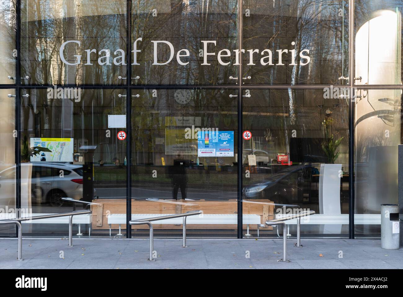 Region Brüssel-Hauptstadt, Belgien, 12 06 2021 - Fassade aus Glas des Graaf de Ferraris-Gebäudes der flämischen Regierung Stockfoto