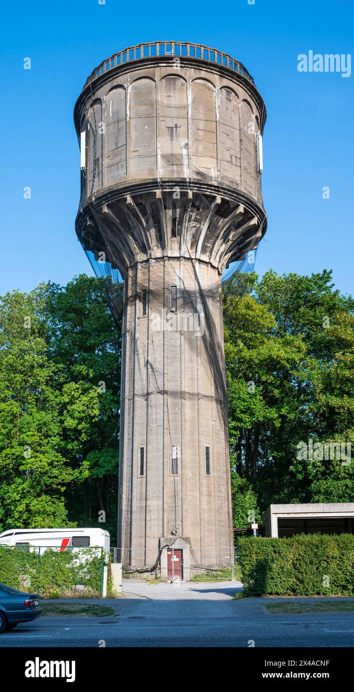 Dendermonde, Ostflämische Region, Belgien - 4. Juni 2023 - der alte Wasserturm wurde gegen den blauen Himmel abgeschafft Stockfoto