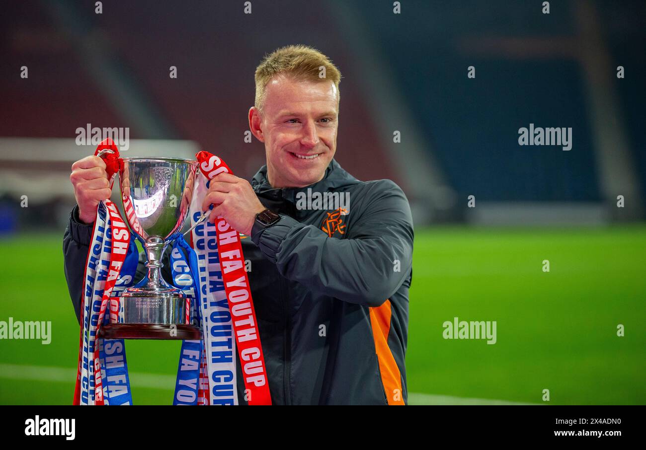 1. Mai 2024; Hampden Park, Glasgow, Schottland: Finale des Scottish FA Youth Cup, Rangers gegen Aberdeen; Rangers Manager Steven Smith mit dem Cup Stockfoto