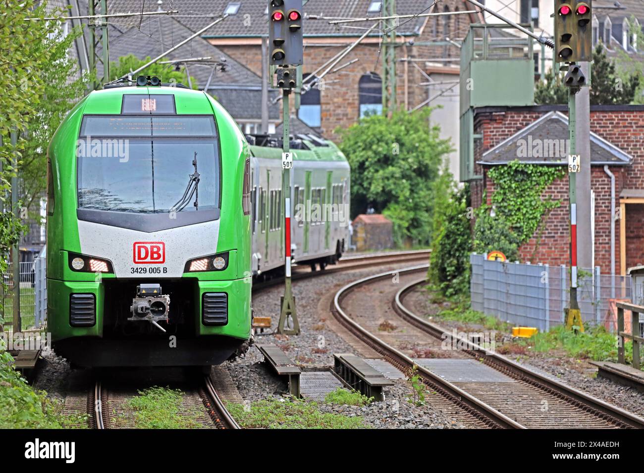 S-Bahn Rhein/Ruhr Linie S9 die S9 der DB-Regio S-Bahn Rhein/Ruhr zwischen Recklinghausen und Hagen durchfährt den engen Bereich der Altstadt von Velbert-Langenberg Velbert-Langenberg Nordrhein-Westfalen Deutschland *** S-Bahn Rhein Ruhr-Linie S9 die S9 der DB Regio S Bahn Rhein Ruhr zwischen Recklinghausen und Hagen verläuft durch das enge Gebiet der Altstadt Velbert Langenberg Velbert Langenberg Nord Rhein-Westfalen Deutschland Stockfoto
