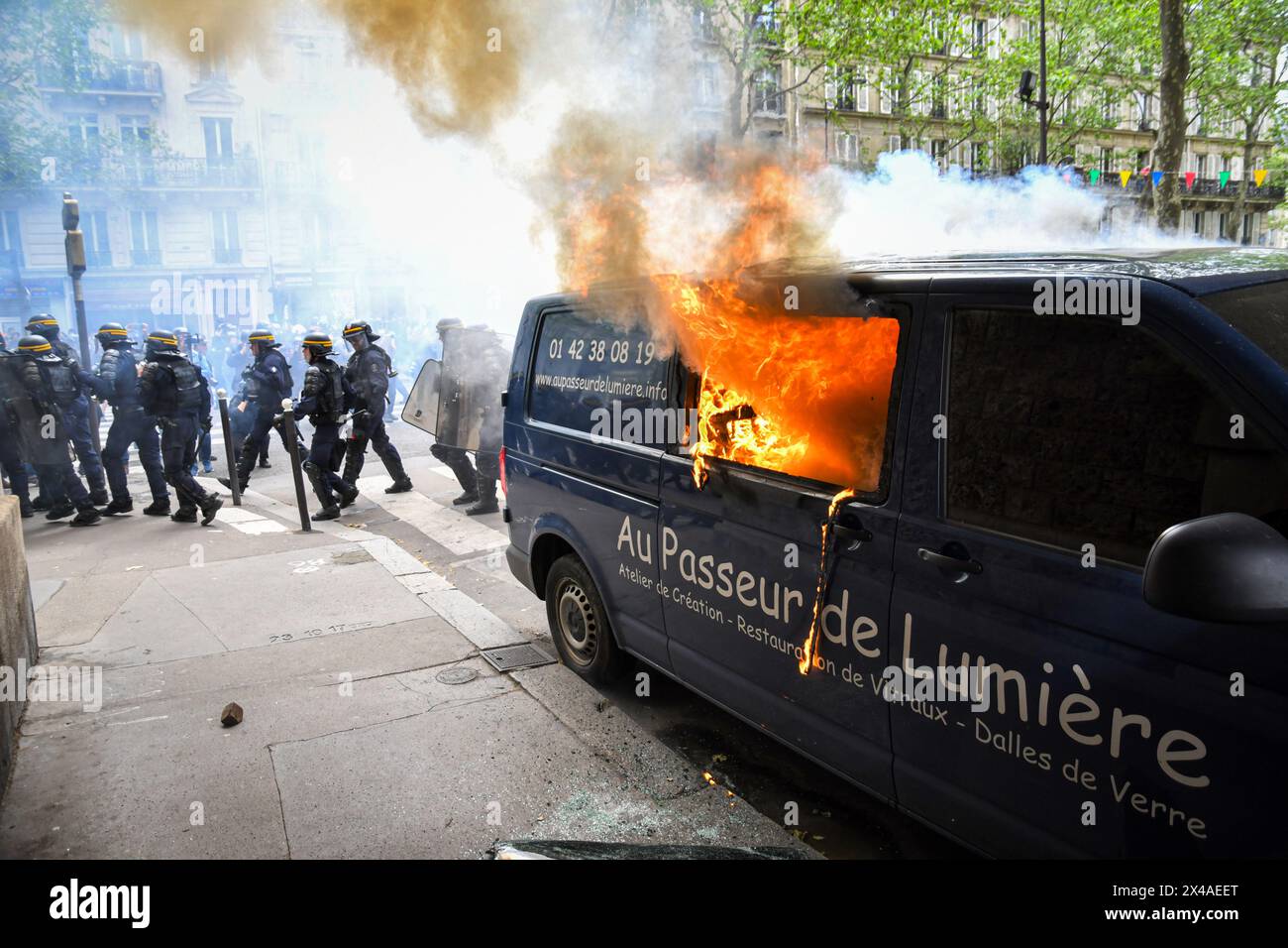 Paris, Frankreich, 1. Mai 2024. Tausende von Menschen protestierten und feierten am Bürgertag in Paris. Gewerkschaften, Arbeiter, Studenten und andere marschierten durch die Straßen. Einige Demonstranten wurden gewalttätig, begannen Brände und zerstörten Geschäfte. Quelle: Pmvfoto/Alamy Live News Stockfoto