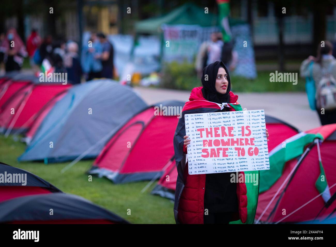 Manchester, Großbritannien. Mai 2024. Ein pro-palästinensischer Anhänger hält ein Plakat an der Universität Manchester. Studentenproteste und Campings finden auf nationaler Ebene in den Universitäten statt, um sich solidarisch über den Krieg in Gaza nach gewalttätigen Szenen auf Campus in den Vereinigten Staaten zu äußern. Andy Barton/Alamy Live News Stockfoto