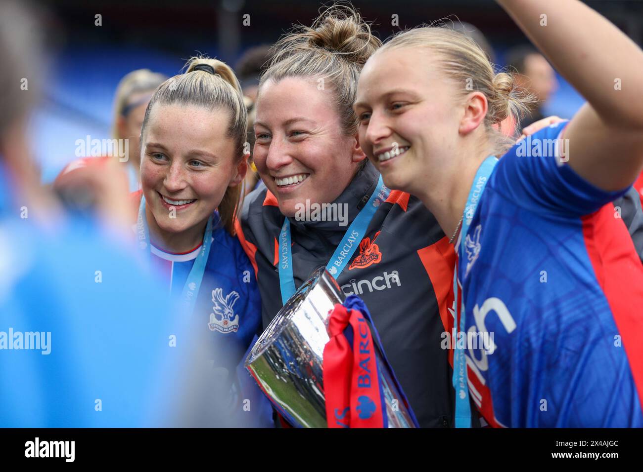 London, Großbritannien. April 2024. Anna Filbey, Lauara Kaminski und Elise Hughes während der Titelfeier der Crystal Palace Women’s Championship in Selhur Stockfoto