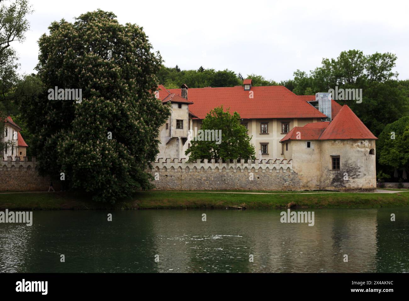 Fluss Krka in der Nähe der Burg von Otocec Stockfoto