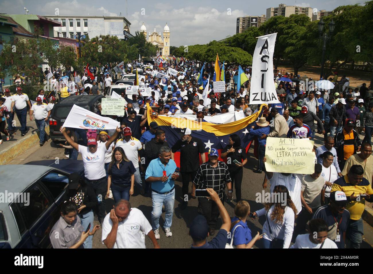 Venezuela-Maracaibo-05-01-2024. Arbeiter, Rentner, Arbeiter, Rentner, Eltern und ältere Erwachsene des Landes marschieren zusammen, um gegen die Arbeits- und Gehaltspolitik der Regierung von Präsident Nicolas Maduro zu protestieren, am Mittwoch, den 1. Mai, in der Stadt Maracaibo, Venezuela. Vertreter verschiedener Gewerkschaften fordern einen Mindestlohn, der seit März 2022 nicht angepasst wurde, und die 130 Bolivars der Vergütung heute weniger als 4 Dollar pro Monat betragen. Das Gehalt in Venezuela hat seinen Wert verloren, es reicht nicht einmal aus, drei Tage im Monat zu essen. (Foto: Humberto Matheus/SIPA USA) Stockfoto