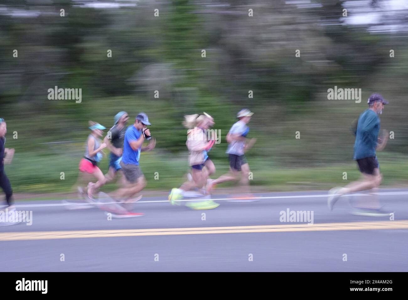 Big Sur, Carmel, Kalifornien, USA. 28. April 2024 verschwommene Atmosphäre und Effektaktion während des Big Sur International Marathons, auf dem Famou Stockfoto