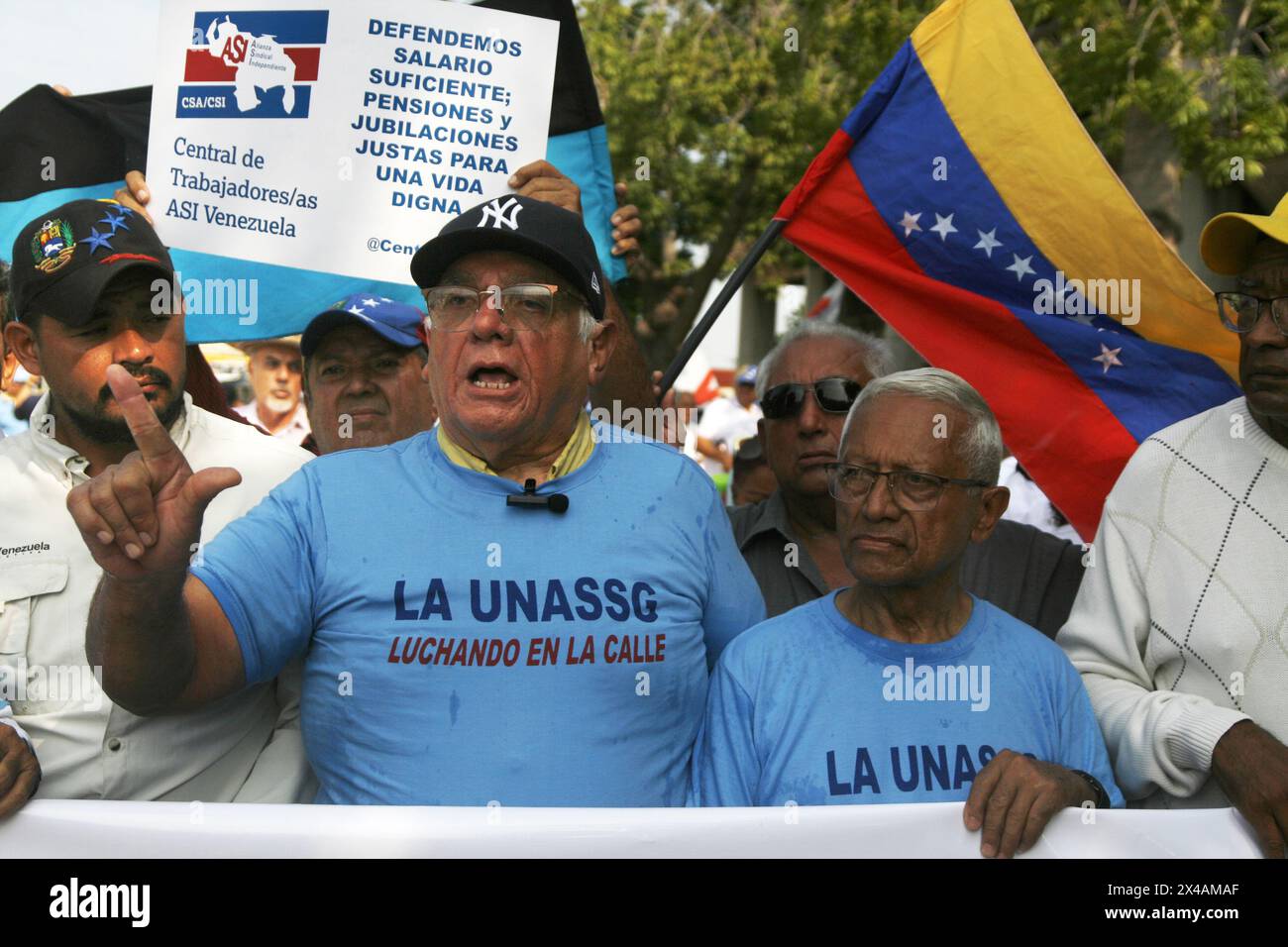 Venezuela-Maracaibo-05-01-2024. Arbeiter, Rentner, Arbeiter, Rentner, Eltern und ältere Erwachsene des Landes marschieren zusammen, um gegen die Arbeits- und Gehaltspolitik der Regierung von Präsident Nicolas Maduro zu protestieren, am Mittwoch, den 1. Mai, in der Stadt Maracaibo, Venezuela. Vertreter verschiedener Gewerkschaften fordern einen Mindestlohn, der seit März 2022 nicht angepasst wurde, und die 130 Bolivars der Vergütung heute weniger als 4 Dollar pro Monat betragen. Das Gehalt in Venezuela hat seinen Wert verloren, es reicht nicht einmal aus, drei Tage im Monat zu essen. (Foto: Humberto Matheus/SIPA USA) Stockfoto