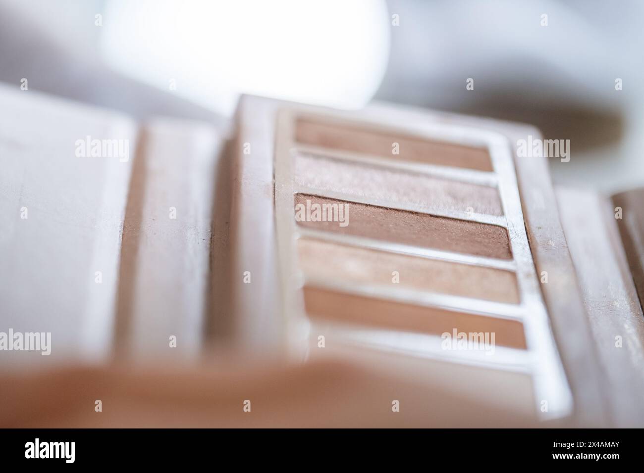 Detail einer Make-up-Palette mit erdigen Braun- und Goldtönen Stockfoto