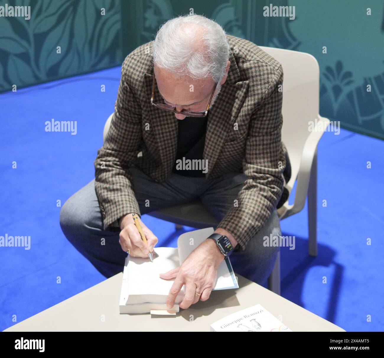 Bergamo, . Mai 2024. Giuseppe Remuzzi präsentiert sein neuestes Buch mit dem Titel „Juliet's Leeches“ Credit: Independent Photo Agency/Alamy Live News Stockfoto