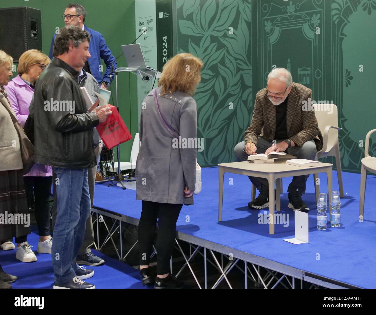 Bergamo, . Mai 2024. Giuseppe Remuzzi präsentiert sein neuestes Buch mit dem Titel „Juliet's Leeches“ Credit: Independent Photo Agency/Alamy Live News Stockfoto