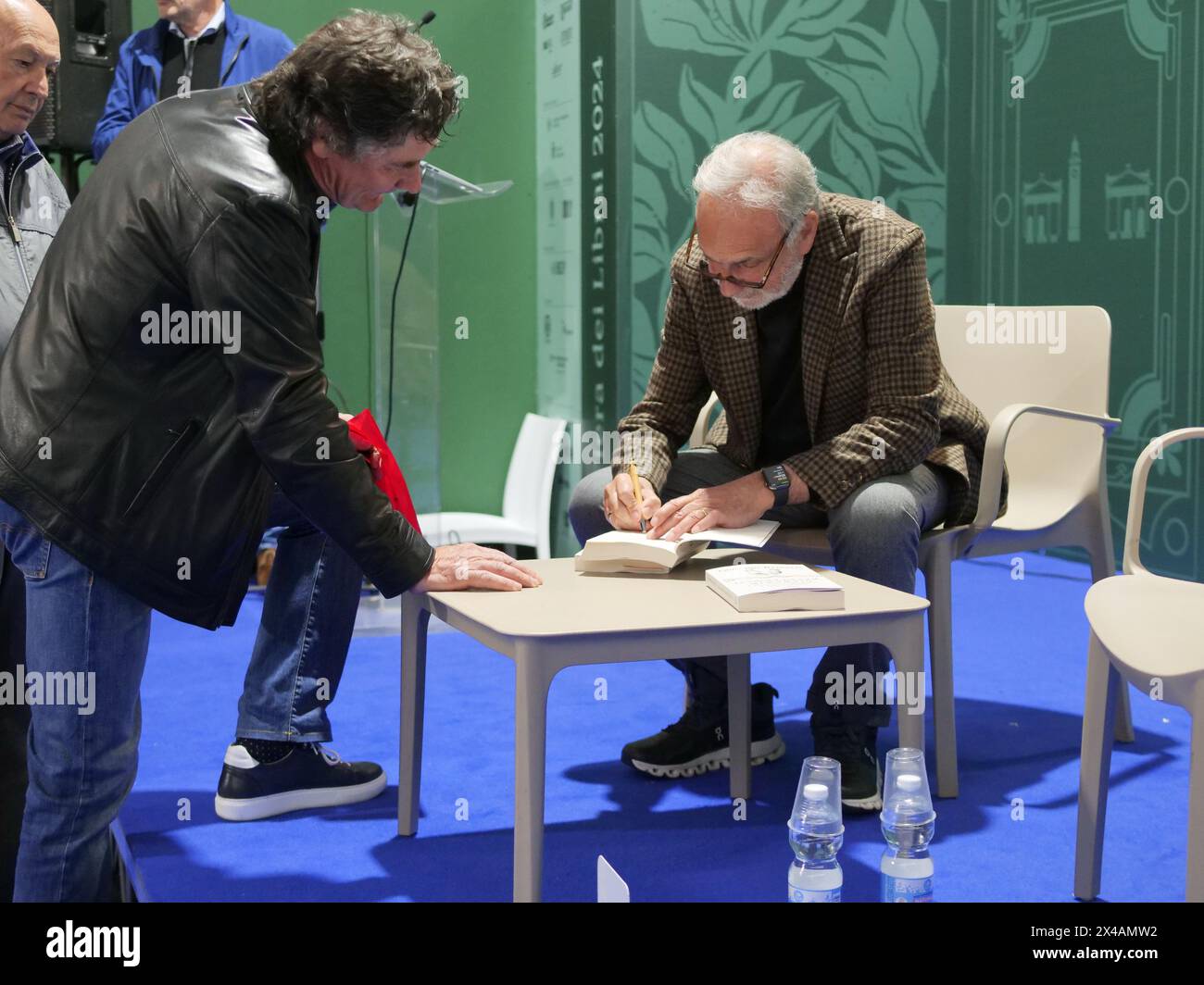 Bergamo, . Mai 2024. Giuseppe Remuzzi präsentiert sein neuestes Buch mit dem Titel „Juliet's Leeches“ Credit: Independent Photo Agency/Alamy Live News Stockfoto