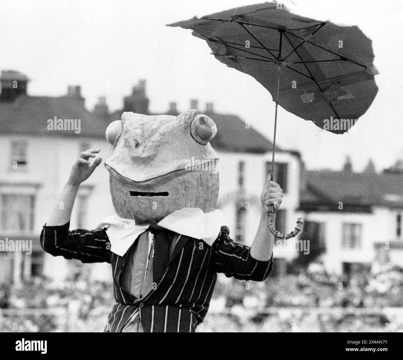 BOGNOR BIRDMAN RALLYE. EIN KONKURRENT ALAN BAKER VERSUCHT, DEN PREIS ALS FROSCH MIT EINEM REGENSCHIRM ZU GEWINNEN, 1988 PIC MIKE WALKER 1988 Stockfoto