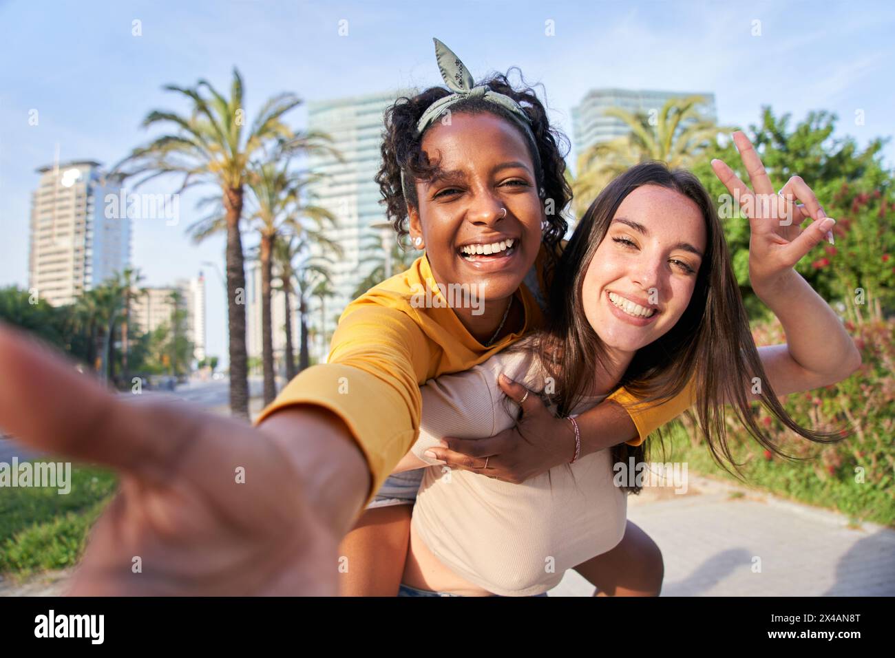 Zwei Frauen machen gemeinsam ein Selfie in einem Park Stockfoto