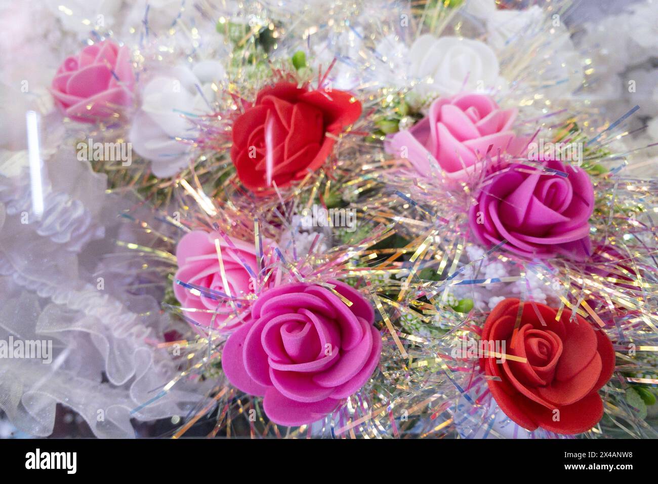 Künstliche Rosen im Schaufenster. Stockfoto