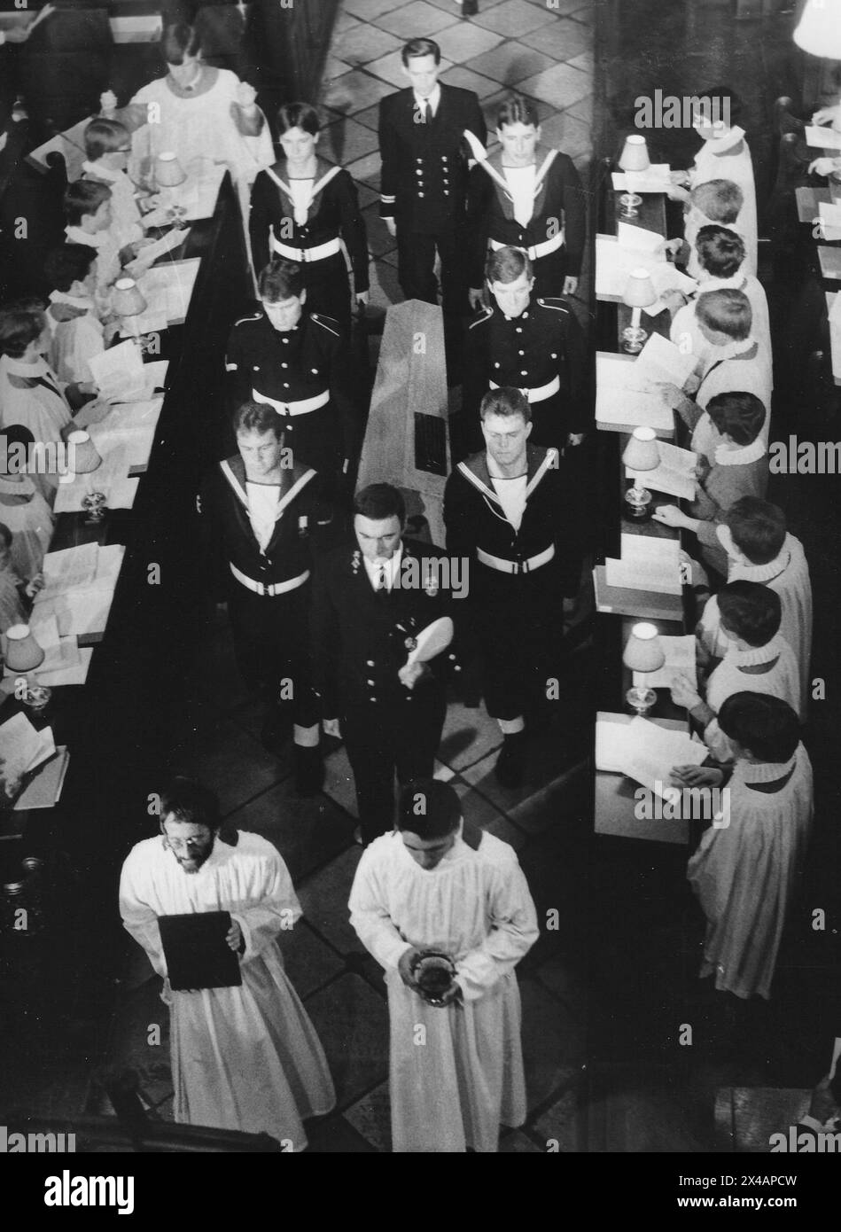 DER SARG EINES MITGLIEDS DER CREW DES TUDOR-KRIEGSSCHIFFS WIRD VON PALL BEARERS DER ROYAL NAVY BEI SEINER BEERDIGUNG IN DER KATHEDRALE VON PORTSMOUTH, 1984 PIC MIKE WALKER 1984, GETRAGEN Stockfoto