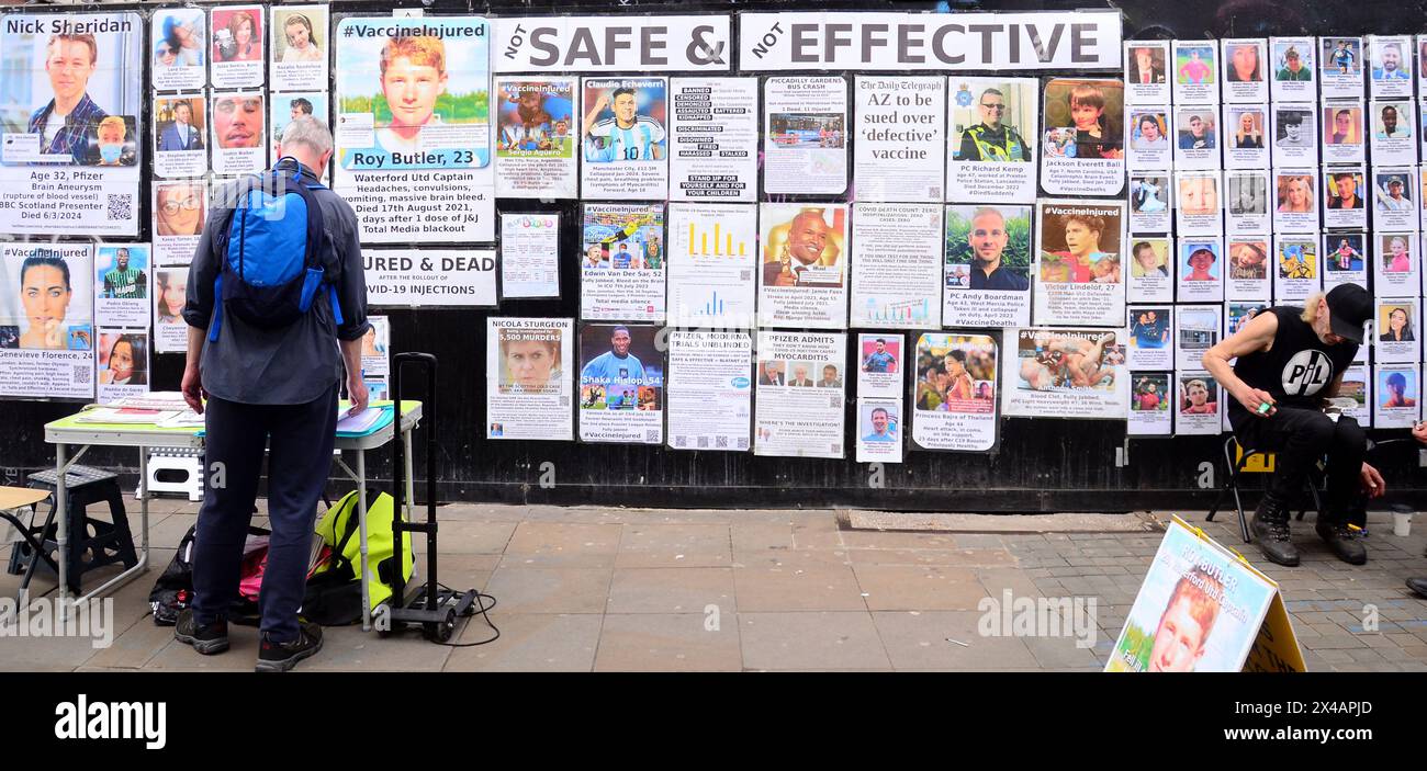 Anti-covid-Impfstoff-Ausstellung von Plakaten in Zentral-Manchester, England, Vereinigtes Königreich, Stall der man-Mitarbeiter, um Informationen zu verteilen Stockfoto