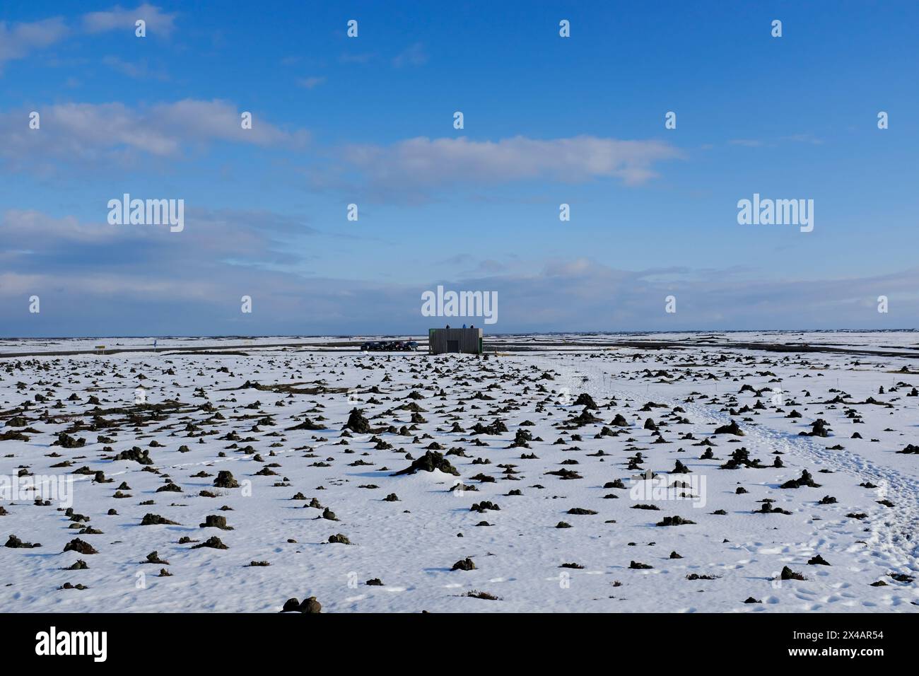 Cairns in der Nähe eines Parkplatzes an der Straße 1 in Laufskálar, Island Stockfoto